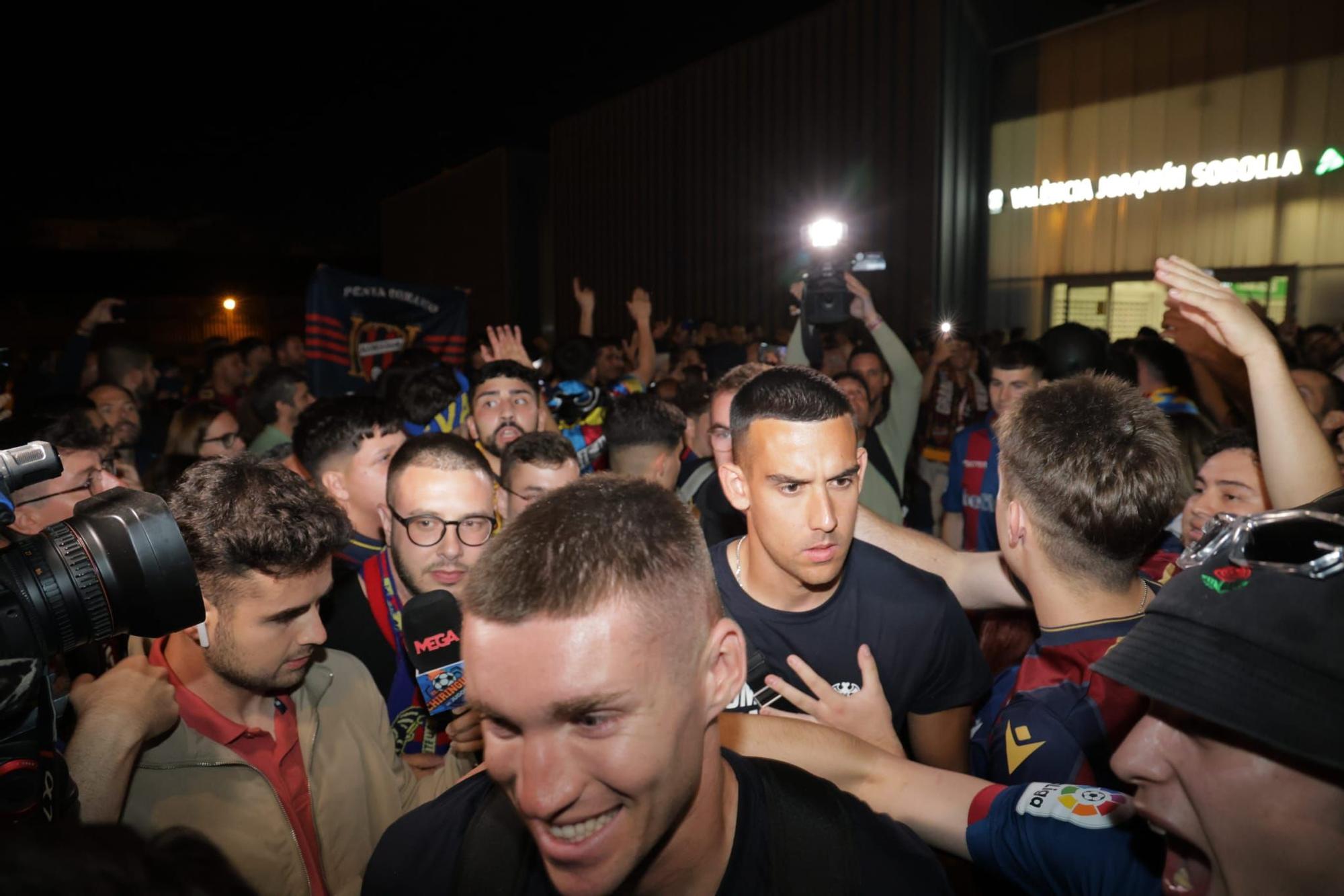 El Levante Ud llega a València tras conseguir el ascenso en Burgos