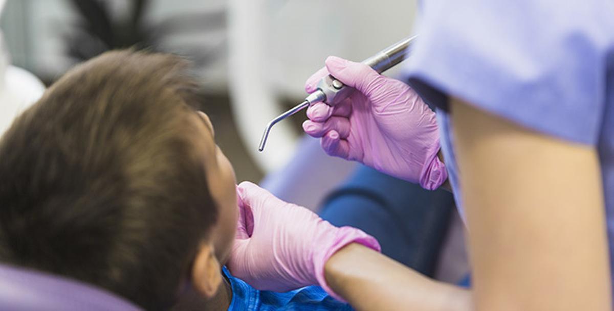 10 consejos para padres primerizos sobre cómo cuidar los dientes del bebé
