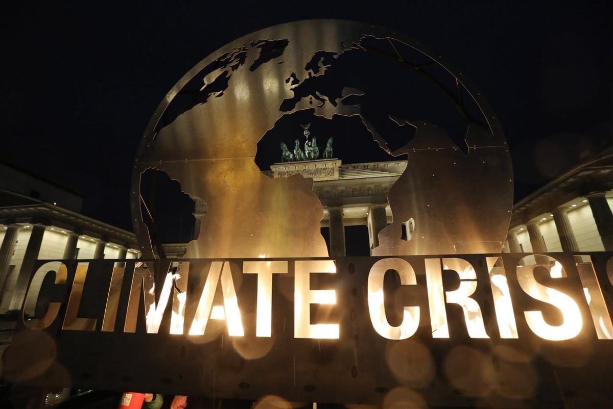 -FOTODELDIA- EPA7326  BERLIN  ALEMANIA   11 12 2018 - Activistas de Greenpeace protestan contra el cambio climatico ante la Puerta de Brandemburgo en Berlin  Alemania  hoy  11 de diciembre de 2018  con motivo de la Cumbre del Clima  COP24  que se celebra en KAtowice  Polonia  hoy  11 de diciembre de 2018  EFE  Focke Strangmann