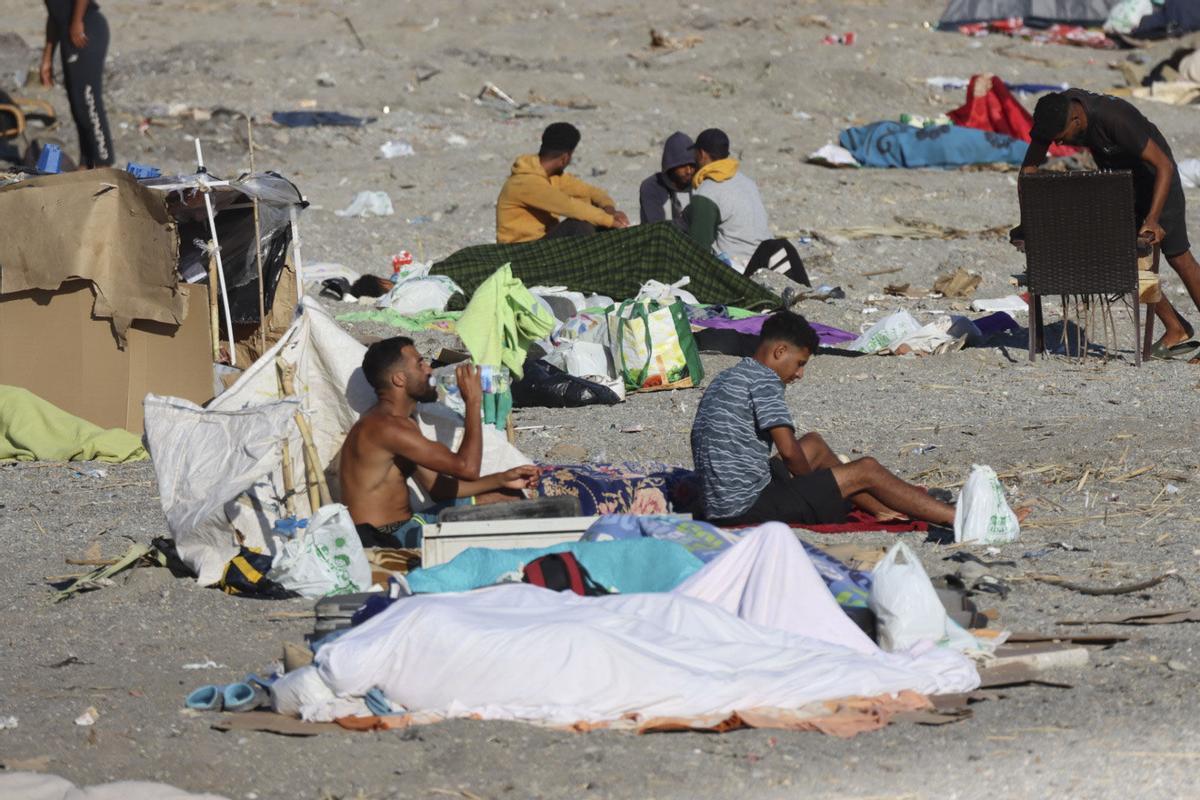 FOTODELDÍA GRAF3107. CEUTA (ESPAÑA), 22/08/2026.- Varios migrantes permanecen acampados este sábado, en la playa El Trampolín de Ceuta (España). Varios migrantes regresaron a pesar de que agentes españoles volvieron a desalojar ayer a los más de mil migrantes que se encontraban en la playa. EFE/ Reduan