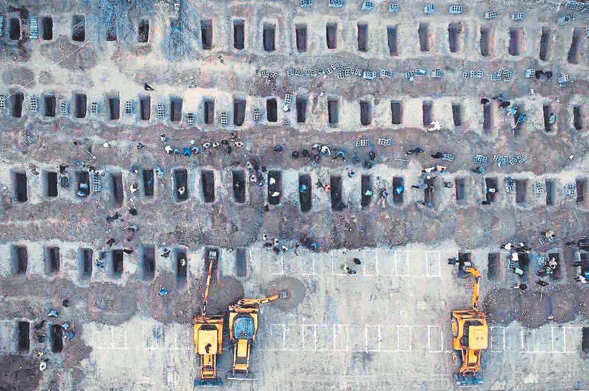 Tombes cavades a terra per inhumar les víctimes de l'escola de Minab