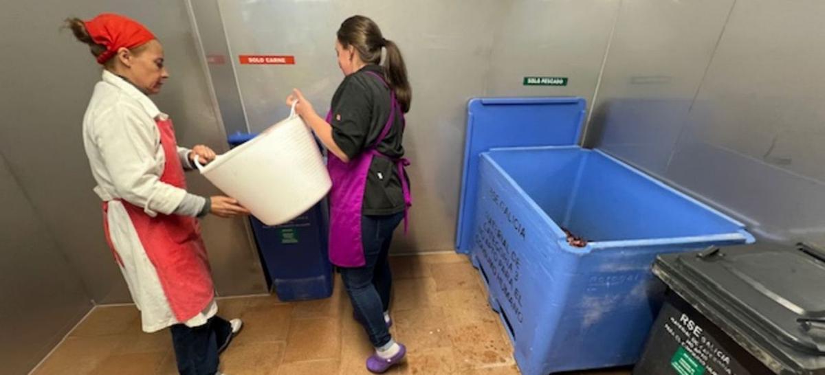 Vendedoras de la plaza de abastos, vertiendo en el nuevo depósito de residuos sandach. |  G.N.
