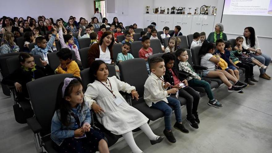 El jurado infantil de Univision 2023, con los participantes del certamen al fondo.