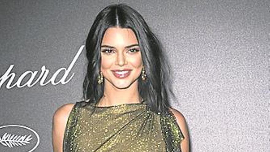 Kendall Jenner muestra sus pechos