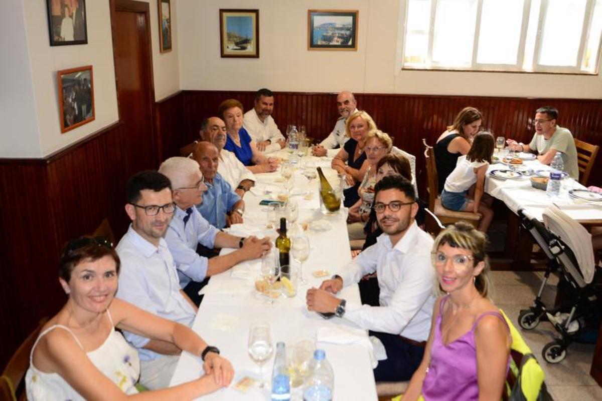 El Consulado Argentino en Vigo, los marineros y sus familias, durante su comida en Bueu.   | // G. NÚÑEZ