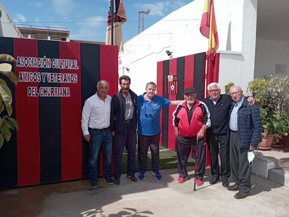 Los antiguos jugadores, en la puerta de la Asociación Cultural Amigos y Veteranos del Churriana.