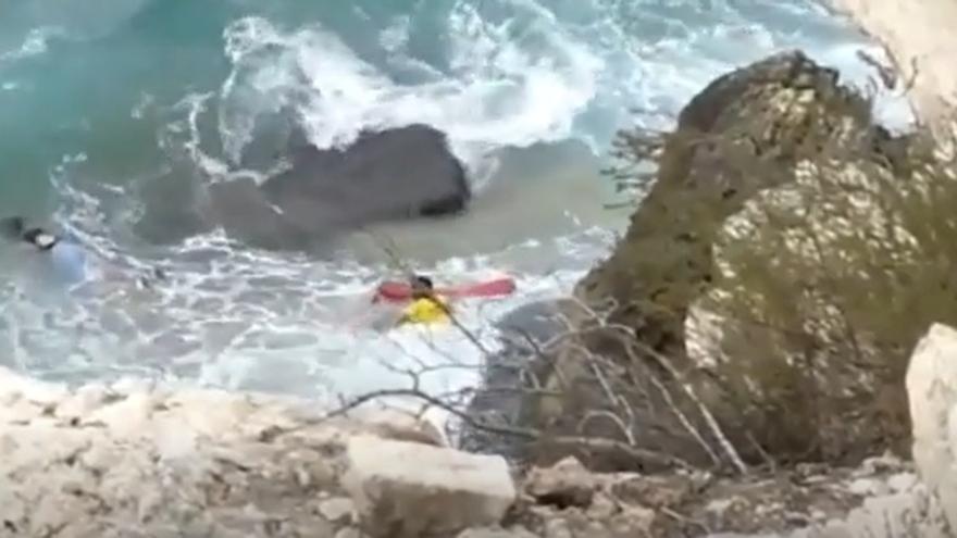 Así fue el angustioso rescate de la joven que cayó desde el Castell de Benidorm haciéndose un selfie