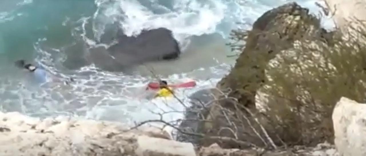 Así fue el angustioso rescate de la joven que cayó desde el Castell de Benidorm haciéndose un selfie