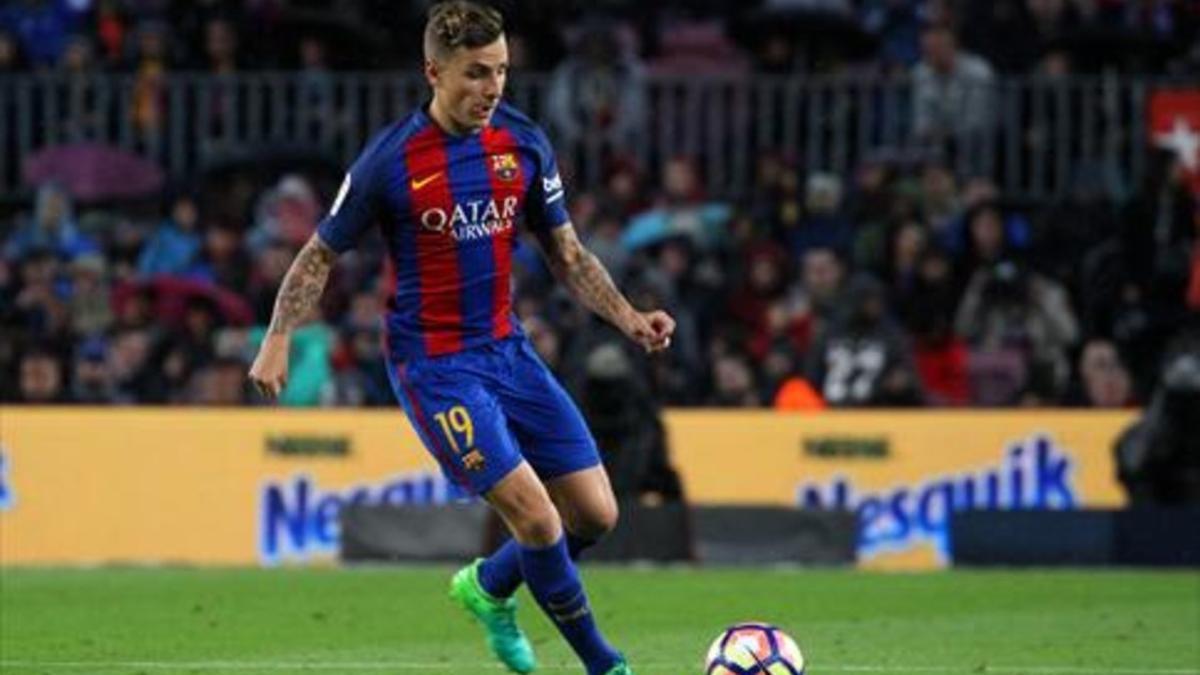 Digne en un partido reciente con el Barça.