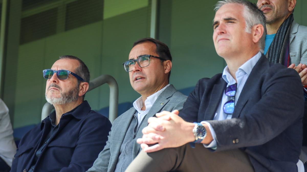 José Daniel Díaz, presidente del CD Tenerife, en la Ciudad Deportiva entre Sesé Rivero y el consejero Francisco Miguel Heredia.