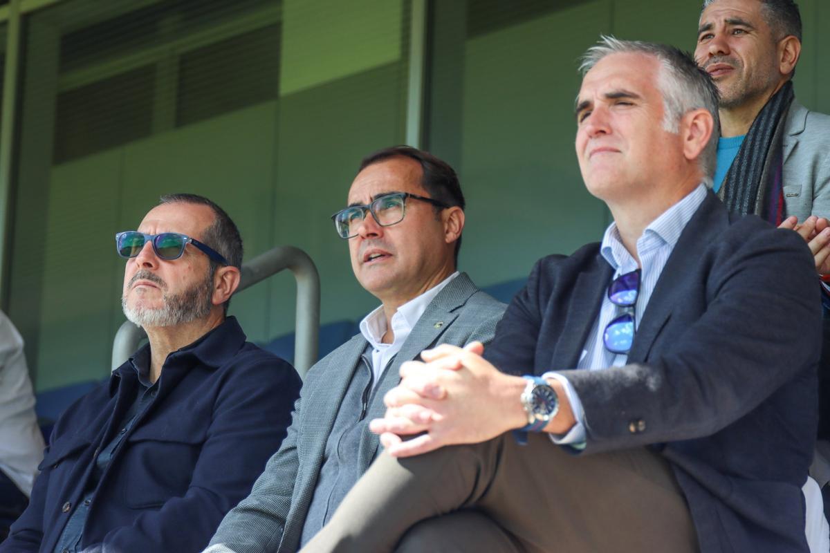 José Daniel Díaz, presidente del CD Tenerife, en la Ciudad Deportiva entre Sesé Rivero y el consejero Francisco Miguel Heredia.