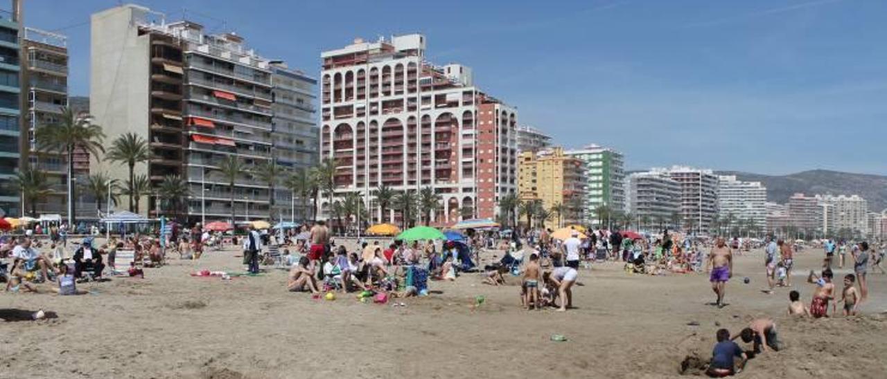 La playa de Cullera se llena de bañistas ajenos a los desfiles