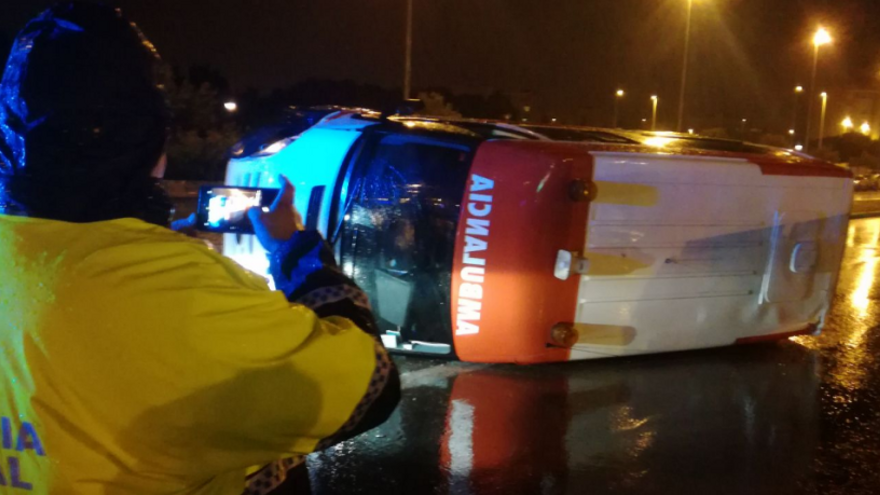 La Policía Local intercepta a un conductor tras provocar el vuelco de una ambulancia