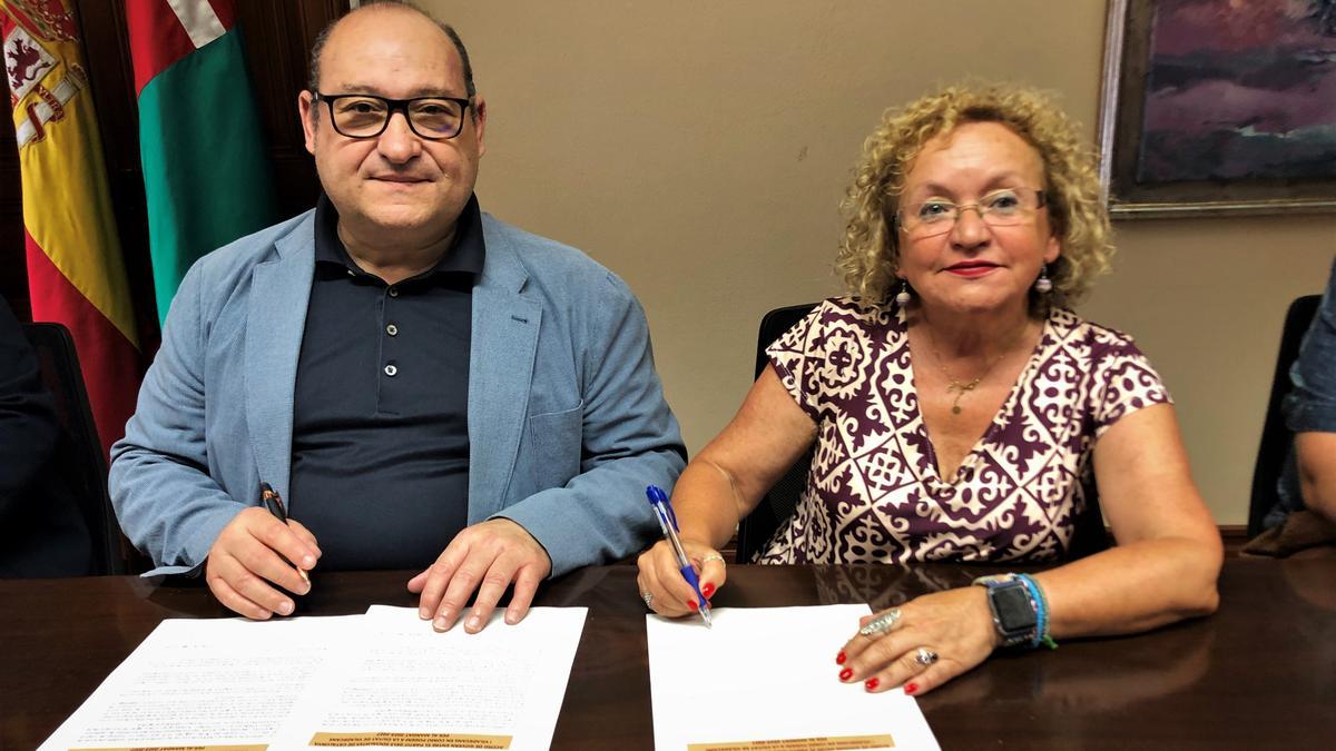 Carles Ruiz (PSC) y Encarna García (En Comú Podem) firman un acuerdo de gobierno para el mandato 2023-2027.