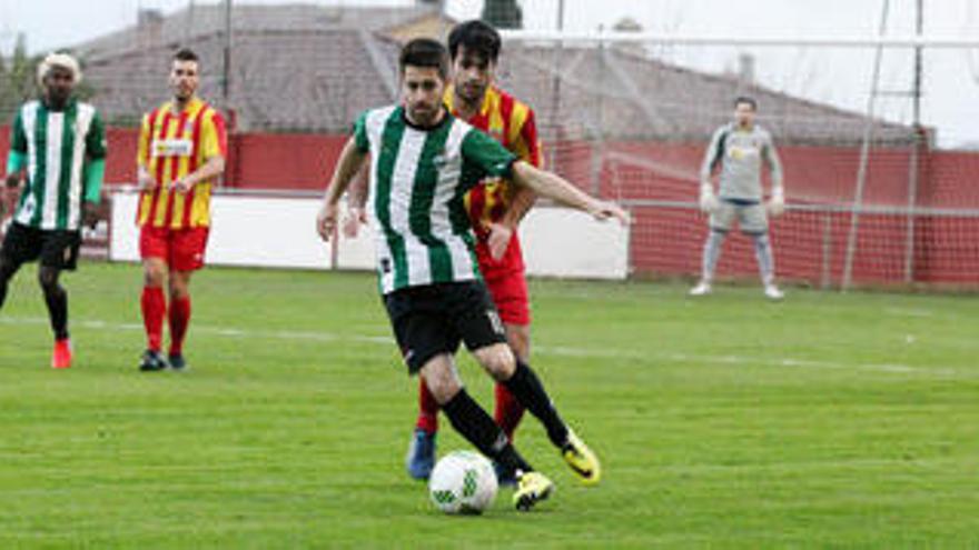 Xavi Boniquet, que va provocar el penal del primer gol, pressionat pel manlleuenc Ivan Ferández