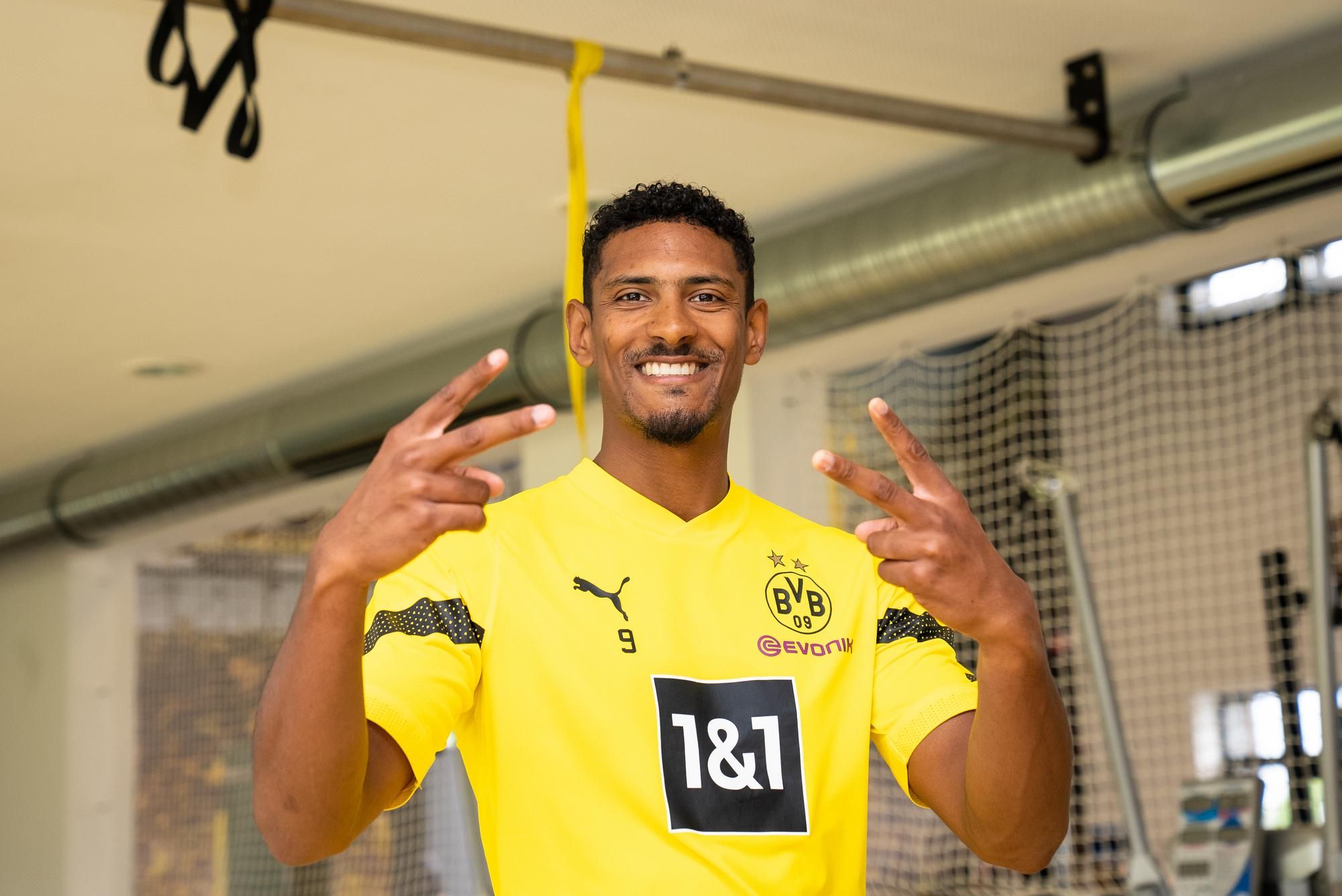 Sebastien Haller con la equipación de su nuevo equipo