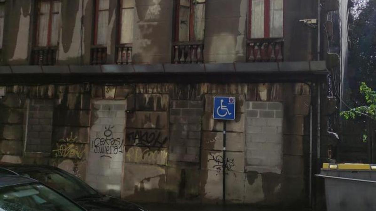 Críticas de los vecinos por un edificio abandonado en Ángela B. Soto, en A Coruña