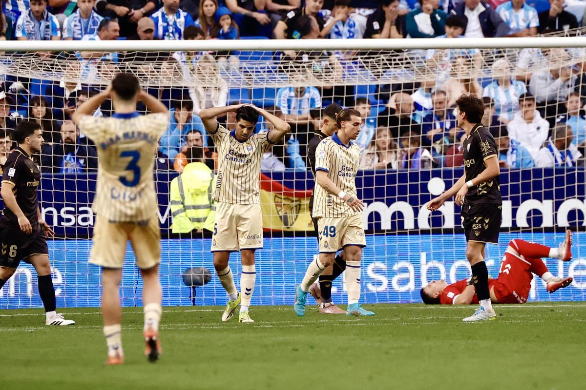 Mika y Clemente, con las manos en la cabeza tras la derrota en La Rosaleda