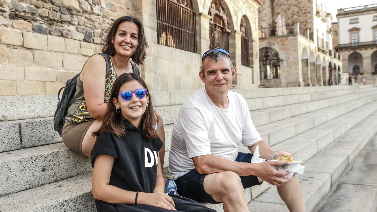 Ana Hidalgo posa junto a su familia en la Plaza Mayor de Cáceres.