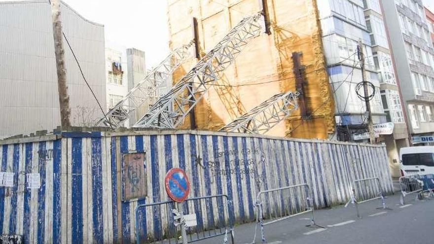 Solar vacío en una calle de A Coruña. // 13Fotos