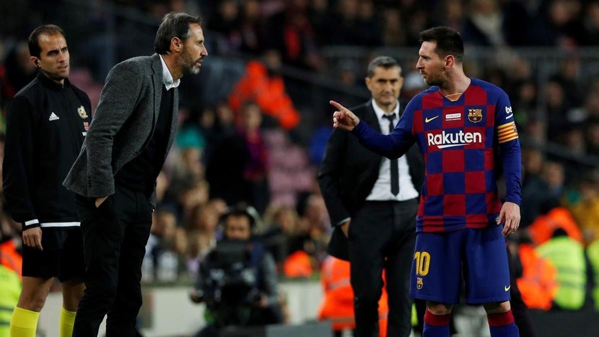 Vicente Moreno y Leo Messi discuten durante el Barça-Mallorca de la primera vuelta.