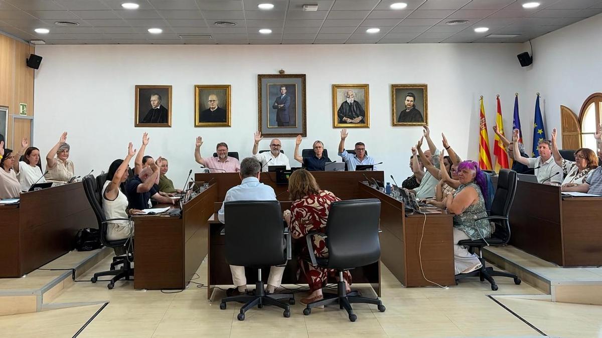 El pleno de Sant Josep vota, por unanimidad, el hermanamiento con la localidad rumana de Năvodari.
