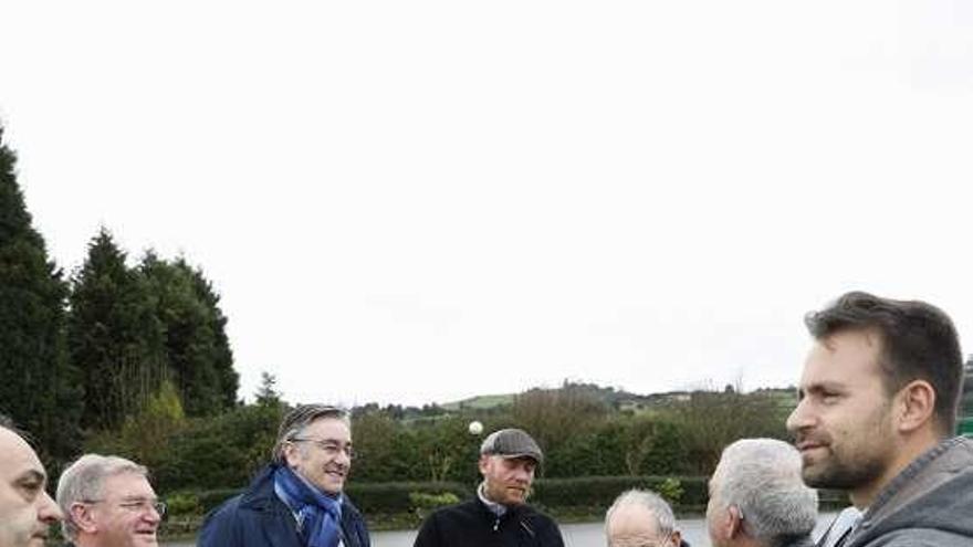 Pablo González, tercero por la izquierda, con vecinos de la zona y compañeros de partido, ayer, junto a la Zalia.