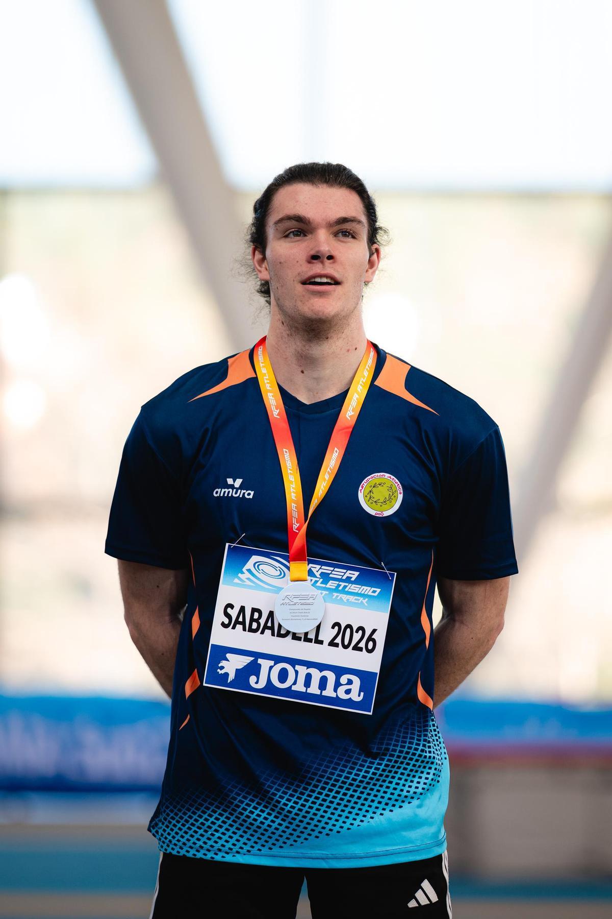 Xoel con la plata colgada al pecho.