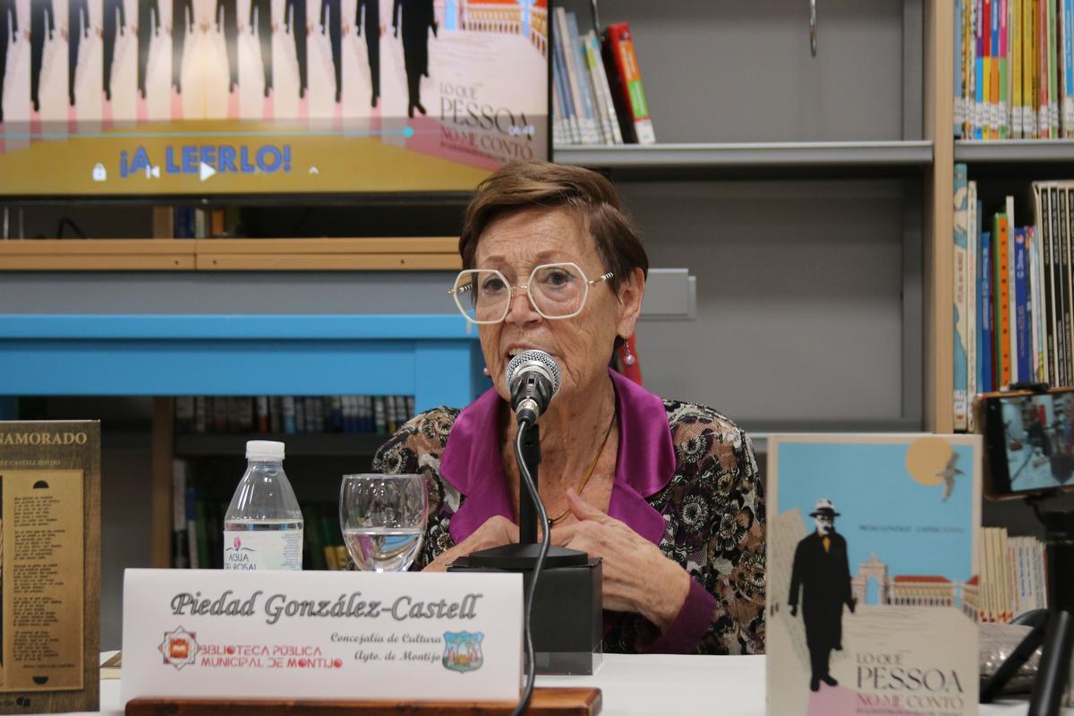 Piedad González-Castell presentando su último libro en la biblioteca de Montijo.