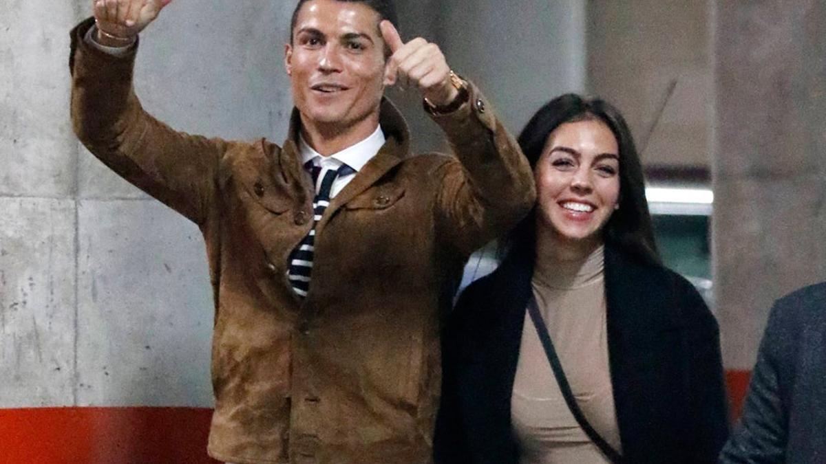 Llegaron las vacas: Georgina (con pintas) y Cristiano, de escapada por Marbella