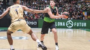 Joel Parra, en acción, controla el balón en el partido de Liga ante el Barça en el Olímpic