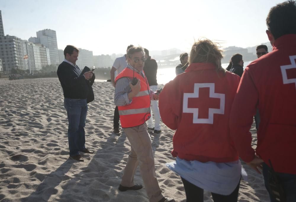 Salvamento Marítimo y Bomberos de A Coruña tratan de localizar a un joven senegalés de 17 años desaparecido en la playa mientras jugaba al balón dentro del agua.