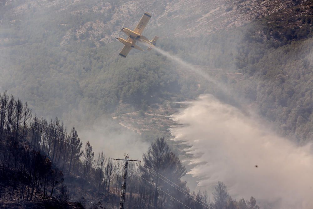 Los bomberos luchan contra el fuego en Guadalest