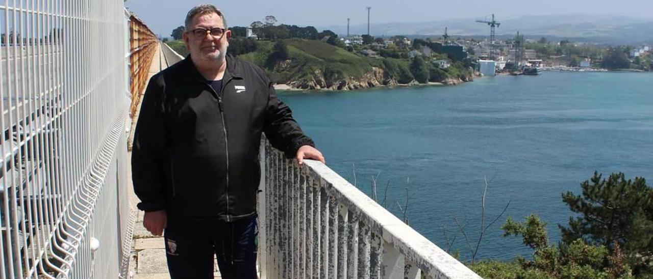 El presidente del comercio de Ribadeo, el figuerense Francisco Iriarte, ayer, en la orilla gallega del puente de los Santos, con Asturias al fondo.