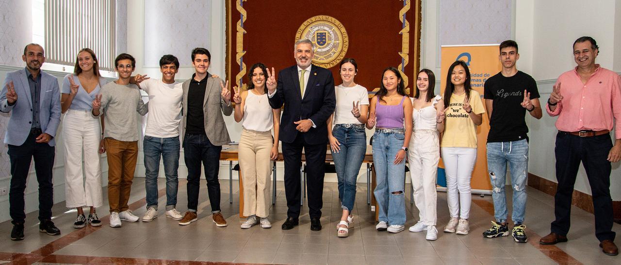 De izquierda a derecha, David Sánchez, Eva Navarro, Enrique Villa, Miguel Martín, Pablo Rodríguez, Marta Moreno, Lluís Serra, Nayara Díaz, Mª Shi Velasco, Selena Albiach, X. Wang Gao, Rubén Álamo y Nicanor Guerra.