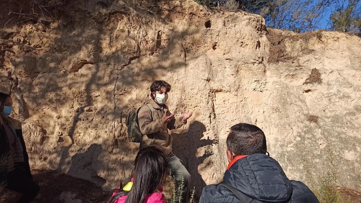 El educador ambiental Ignacio Mora, en una ruta.