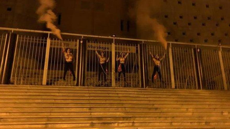 Activistas de Femen se encadenan en Vistalegre antes del mítin de Vox