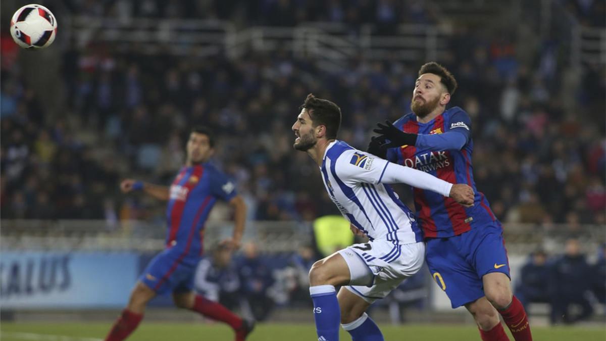 Leo Messi, en una acción del lpartido en Anoeta contra la Real Sociedad