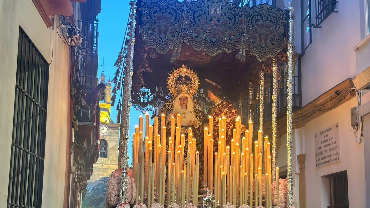Vídeo | Maniobra del palio del Dulce Nombre por la calle Cardenal Spínola