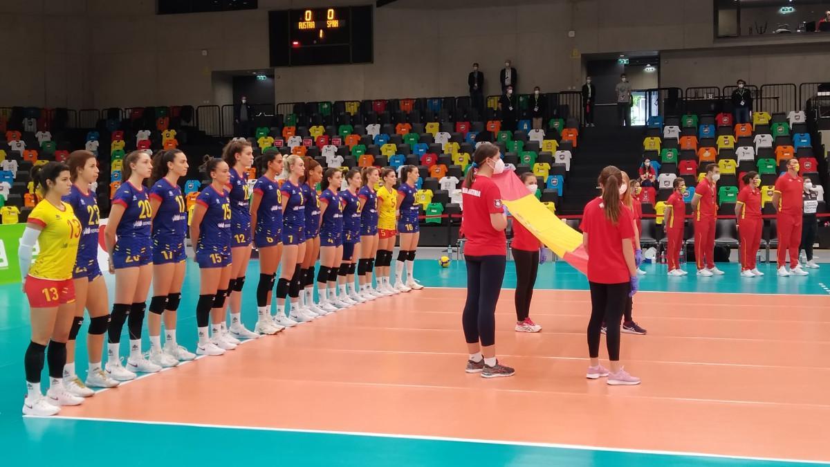 Las leonas del voley forman antes del encuentro