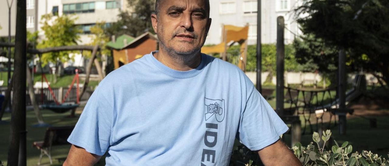 Juan Riveiro posa en la plaza de la Tolerancia, en el barrio de su familia materna. |  // CASTELEIRO/ROLLER AGENCIA