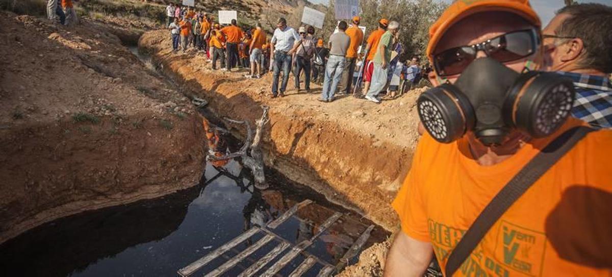 Los lixiviados atraviesan varias fincas de La Murada.