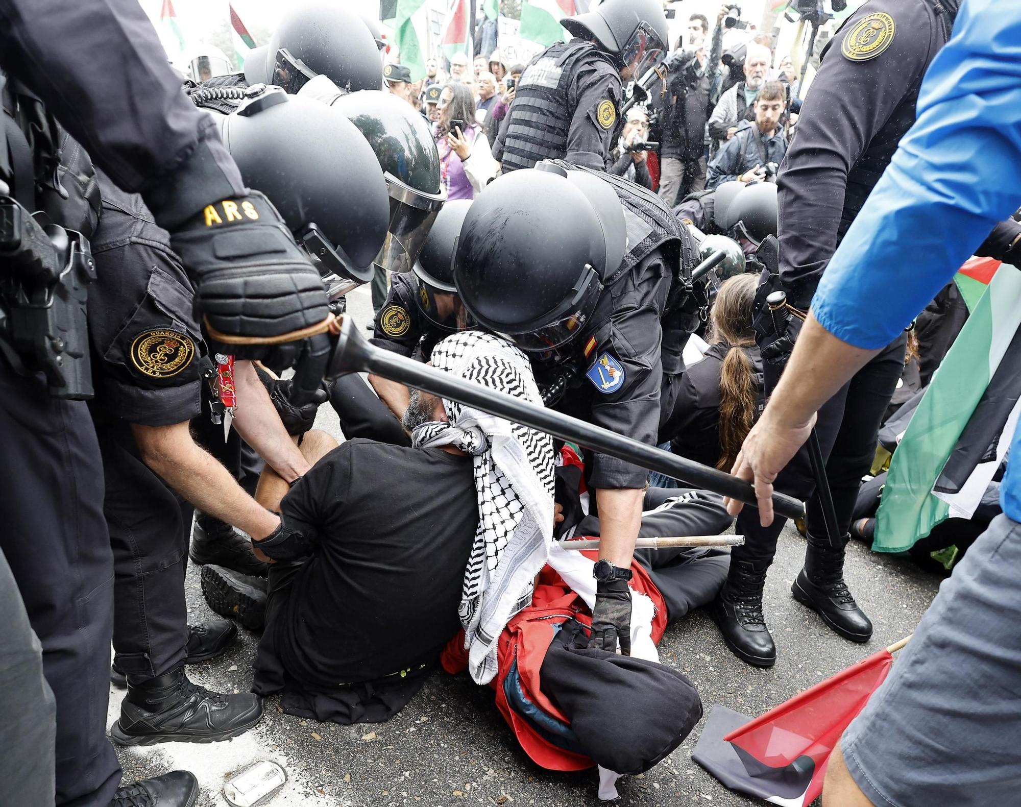 Concentraciones contra el equipo de Israel por el genocidio en Gaza durante el paso de La Vuelta por Pontevedra