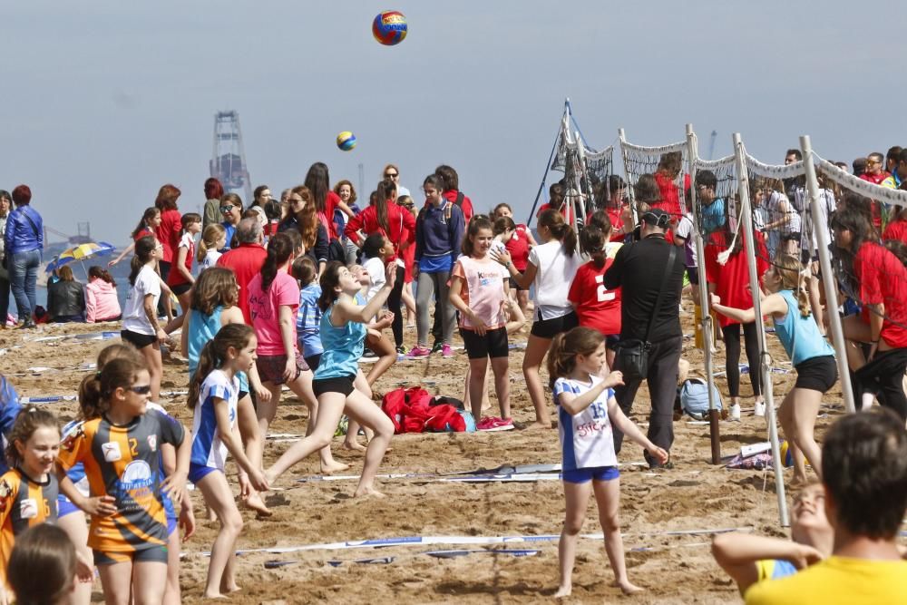 Competición de volley playa en Poniente