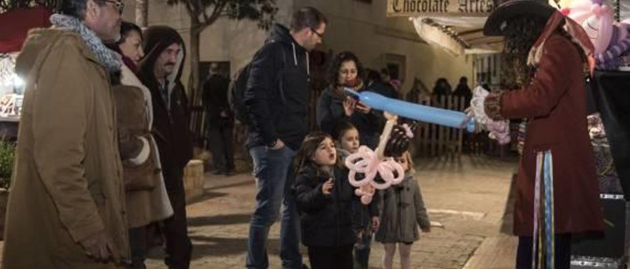 Niños en el mercado medieval de Canet.