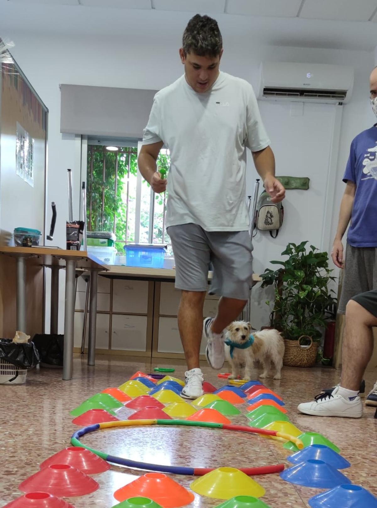 Un usuario del Programa de Vida Adulta de Autismo Córdoba, durante la terapia canina.