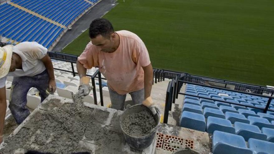 Dos operarios trabajan en la reforma del estadio Rico Pérez en 2010.