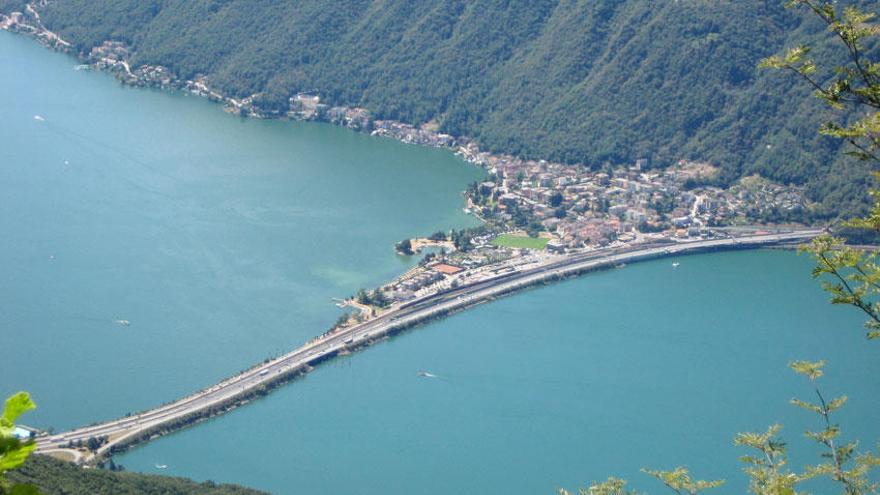 Puente de Melide en el lago de Lugano.