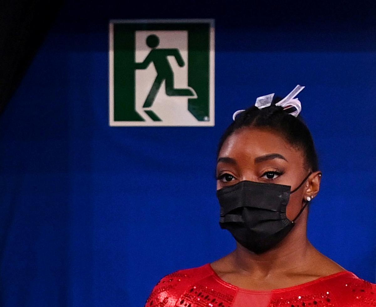 La gimnasta Simone Biles abandona un despacho médico, durante la final por equipos femenina, en los Juegos Olímpicos de Tokyo.