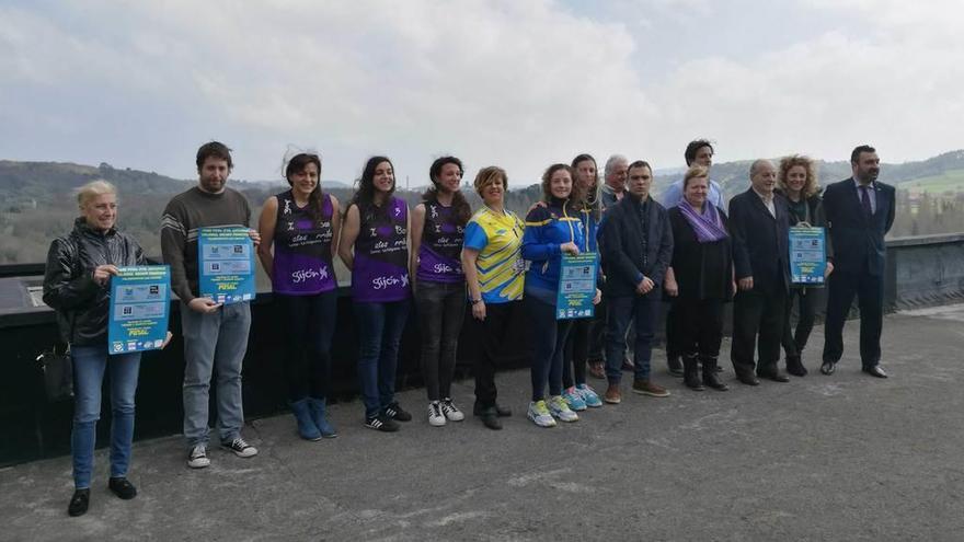 Jugadoras y directivos de la Federación y los clubes participantes, con el alcalde de Corvera.